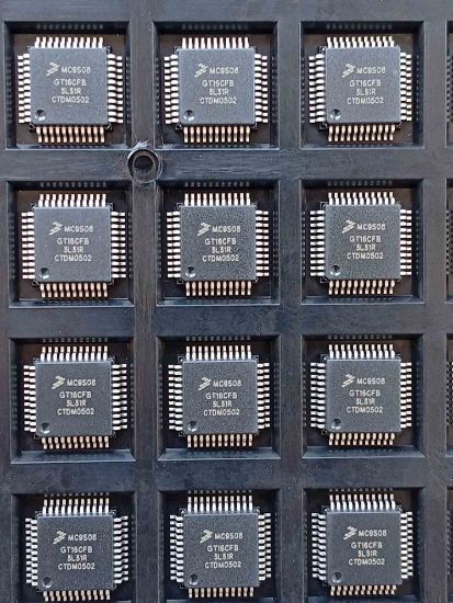 Picture of MC9S08GT16CFB IC
