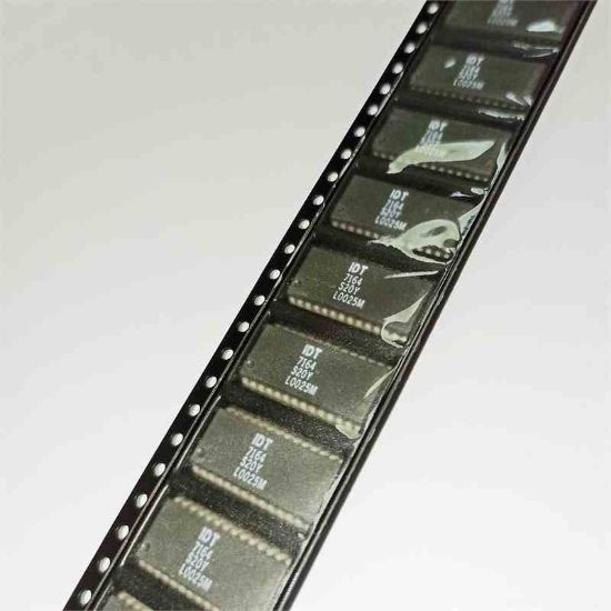 Picture of IDT7164 IC