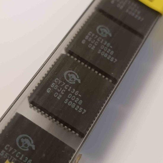 Picture of CY7C136-55JC PLCC IC